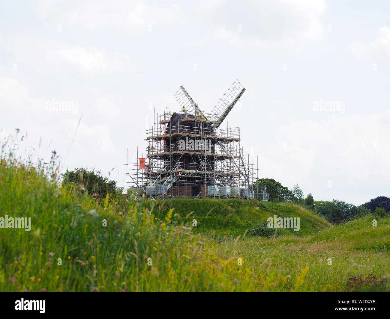 Brill, Aylesbury, Buckinghamshire, Großbritannien. 8. Juli 2019. Die Klasse-II 17. Jahrhundert post Mühle auf Brill hilltop erhält einen neuen Anstrich an einem sonnigen Perioden. Credit: Angela Swann/Alamy leben Nachrichten Stockfoto