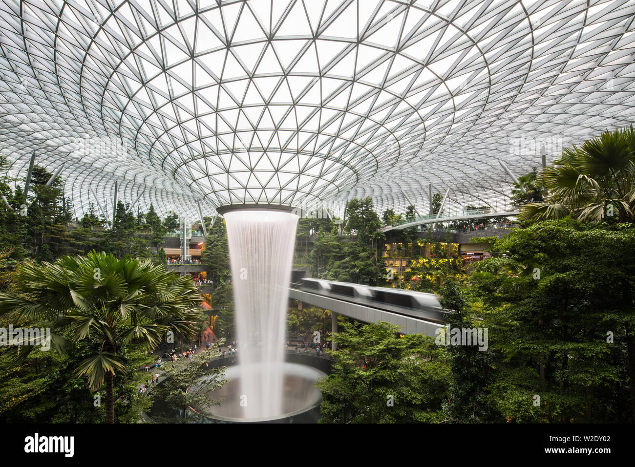 Blick auf die urbane Umgebung und Waldpflanzen im Jewel Changi Airport, Singapur. Stockfoto