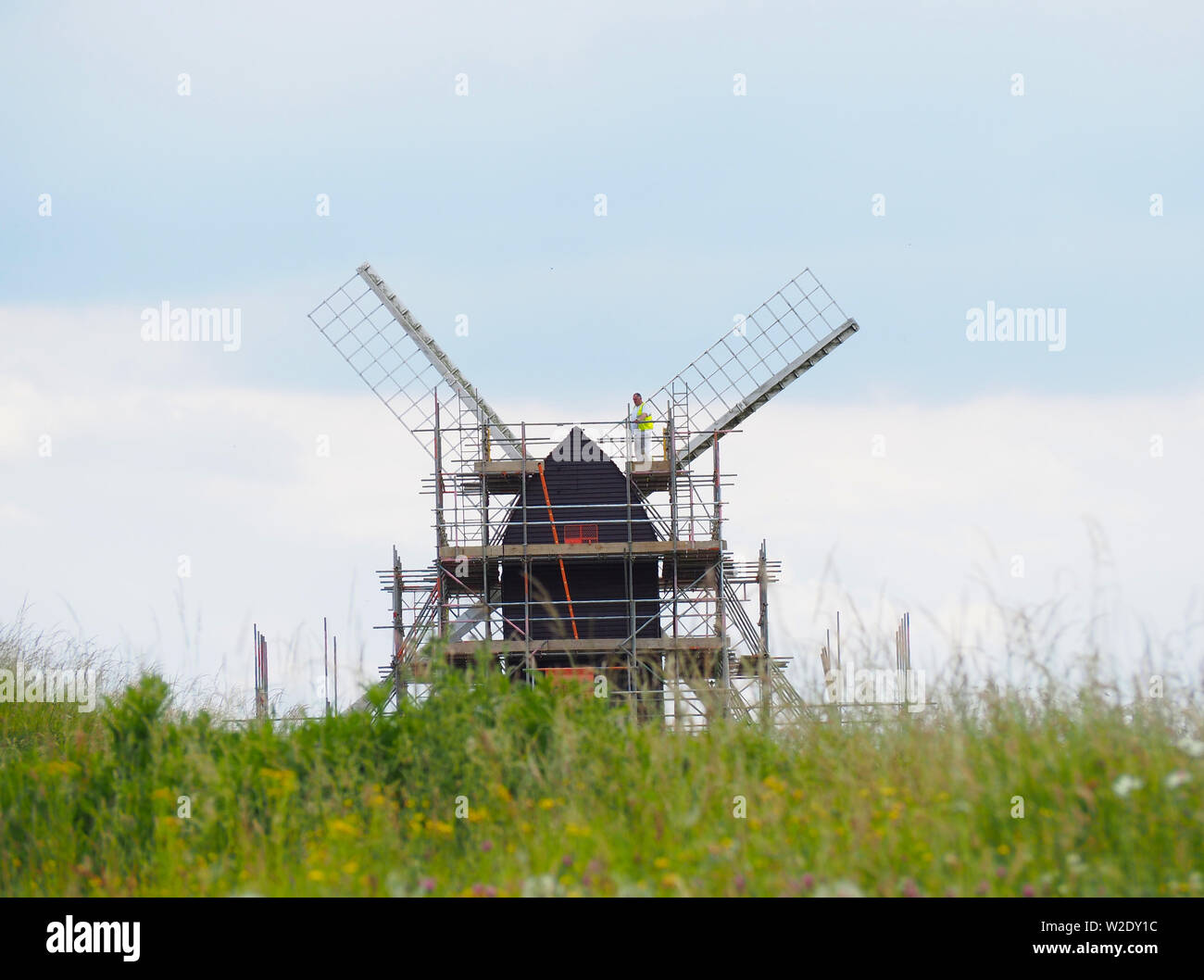 Brill, Aylesbury, Buckinghamshire, Großbritannien. 8. Juli 2019. Die Klasse-II 17. Jahrhundert post Mühle auf Brill hilltop erhält einen neuen Anstrich an einem sonnigen Perioden. Credit: Angela Swann/Alamy leben Nachrichten Stockfoto