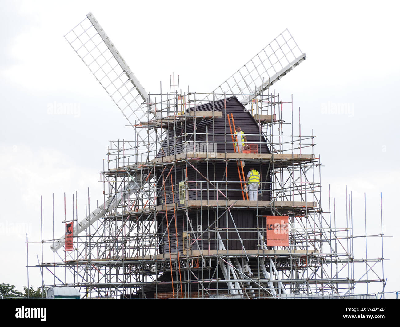 Brill, Aylesbury, Buckinghamshire, Großbritannien. 8. Juli 2019. Die Klasse-II 17. Jahrhundert post Mühle auf Brill hilltop erhält einen neuen Anstrich an einem sonnigen Perioden. Credit: Angela Swann/Alamy leben Nachrichten Stockfoto
