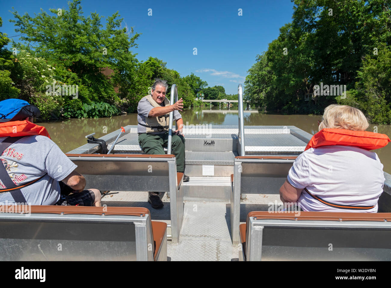 Thibodaux, Louisiana - ein Park Ranger gibt ein Gespräch die Besucher während einer Bootstour auf Bayou Lafourche. Touren werden von den Feuchtgebieten Acadian Cultura angeboten Stockfoto