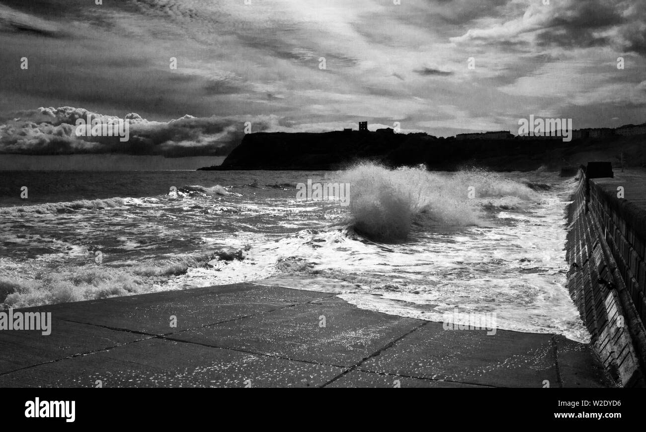 Nördlicher wind bald erregt die Wellen am Meer entlang auf der Scarborough North Bay an einem kühlen Sommertag. Stockfoto
