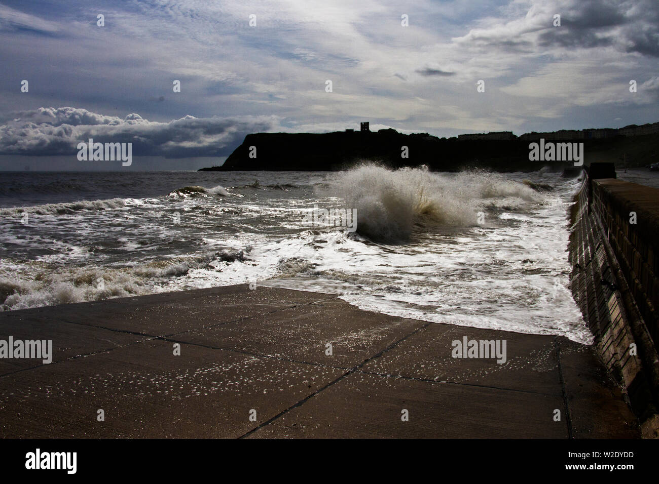Nördlicher wind bald erregt die Wellen am Meer entlang auf der Scarborough North Bay an einem kühlen Sommertag. Stockfoto
