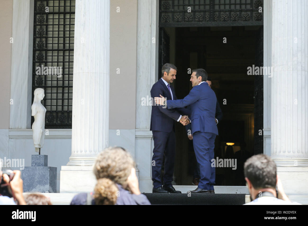 Athen, Griechenland. 8. Juli, 2019. Der ehemalige griechische Premierminister Alexis Tsipras (R) schüttelt Hand mit der neugewählte Premierminister Kyriakos Mitsotakis (L), der Führer der konservativen Partei Neue Demokratie, an der Maximos Herrenhaus in Athen, Griechenland, 8. Juli 2019. Kyriakos Mitsotakis, der Führer der konservativen Partei Neue Demokratie, wurde am Montag als neuen Ministerpräsidenten Griechenlands Minister vereidigt Nach dem Gewinn der nationalen snap Wahlen. Mit Konservativen Kyriakos Mitsotakis in als Griechenland neue PM vereidigt. Credit: Lefteris Partsalis/Xinhua/Alamy leben Nachrichten Stockfoto