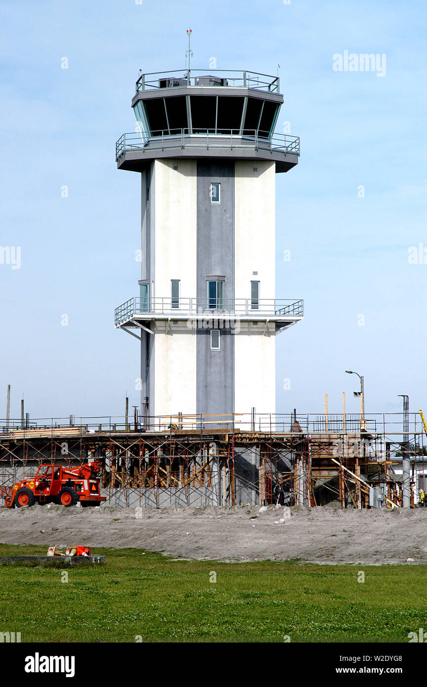 KENNEDY SPACE CENTER, Fla. - Ein neuer Kontrollturm ist kurz vor der Fertigstellung am KSC Shuttle Landing Facility. Es wird der alte Turm ersetzen seit 1987. Der alte Turm steht nur 20 Meter über der Landebahn Oberfläche, zu gering die Startanlagen im Osten zu sehen. Stockfoto