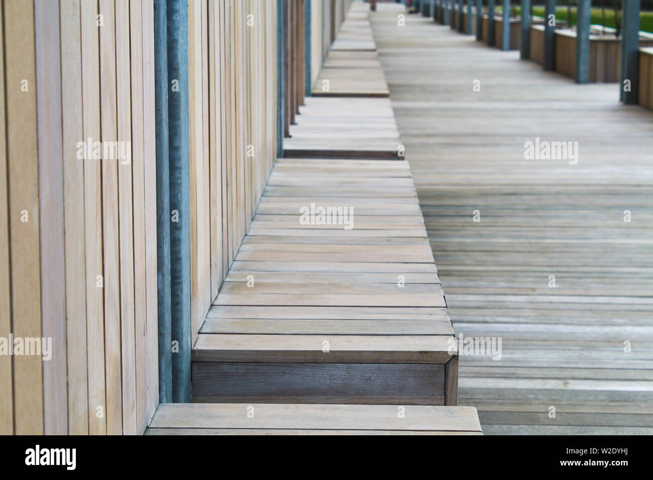 Straße Holzbank in der Perspektive, Bank im Park. Holz- wand. Stockfoto
