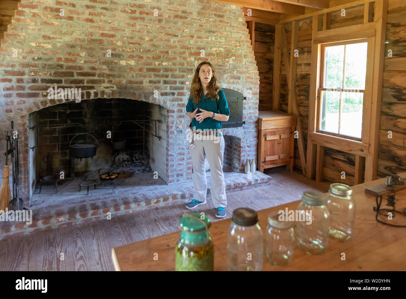 Thibodaux, Louisiana - eine Tour Guide in der rekonstruierten Küche aus dem 19. Jahrhundert an der E.D. Weißen historischen Ort. Die Website war die Heimat von Edward Douglas Stockfoto