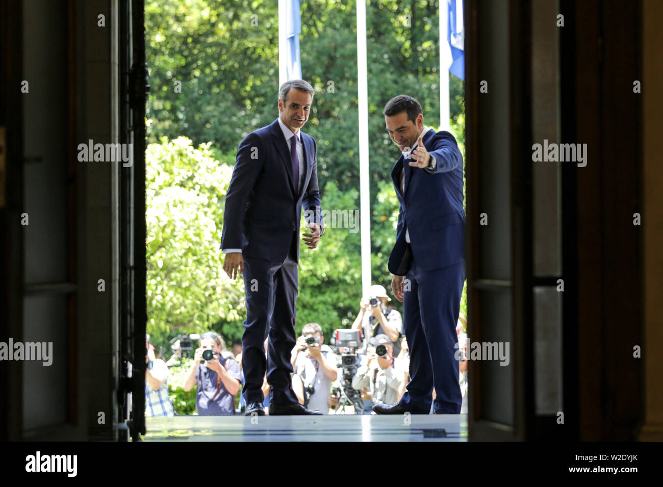 Athen, Griechenland. 8. Juli, 2019. Der ehemalige griechische Premierminister Alexis Tsipras (R) begrüßt die neu gewählten Ministerpräsidenten Kyriakos Mitsotakis (L), der Führer der konservativen Partei Neue Demokratie, an der Maximos Herrenhaus in Athen, Griechenland, 8. Juli 2019. Kyriakos Mitsotakis, der Führer der konservativen Partei Neue Demokratie, wurde am Montag als neuen Ministerpräsidenten Griechenlands Minister vereidigt Nach dem Gewinn der nationalen snap Wahlen. Mit Konservativen Kyriakos Mitsotakis in als Griechenland neue PM vereidigt. Credit: Lefteris Partsalis/Xinhua/Alamy leben Nachrichten Stockfoto