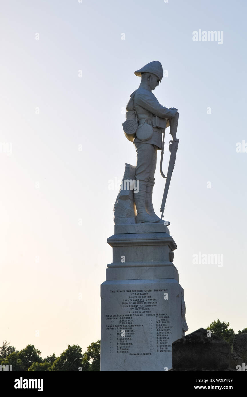 Boer War Memorial statue gegen den klaren Himmel, silhouetted Shrewsbury, Großbritannien Stockfoto