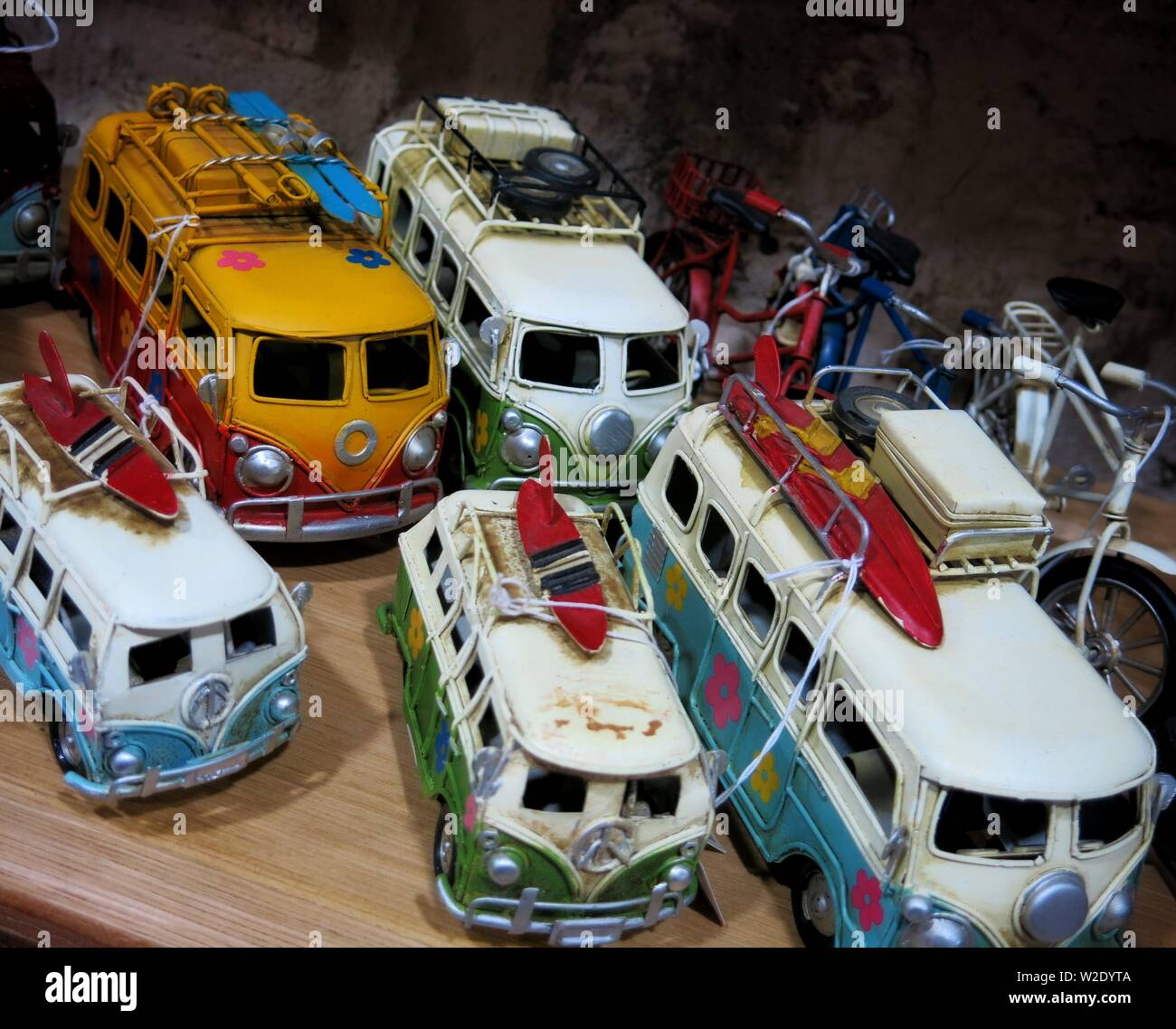 Modelle von Wohnwagen und Fahrräder wie in einem Schaufenster gesehen. Redaktionelle Material (Idee von Tourismus, Camping). Stockfoto