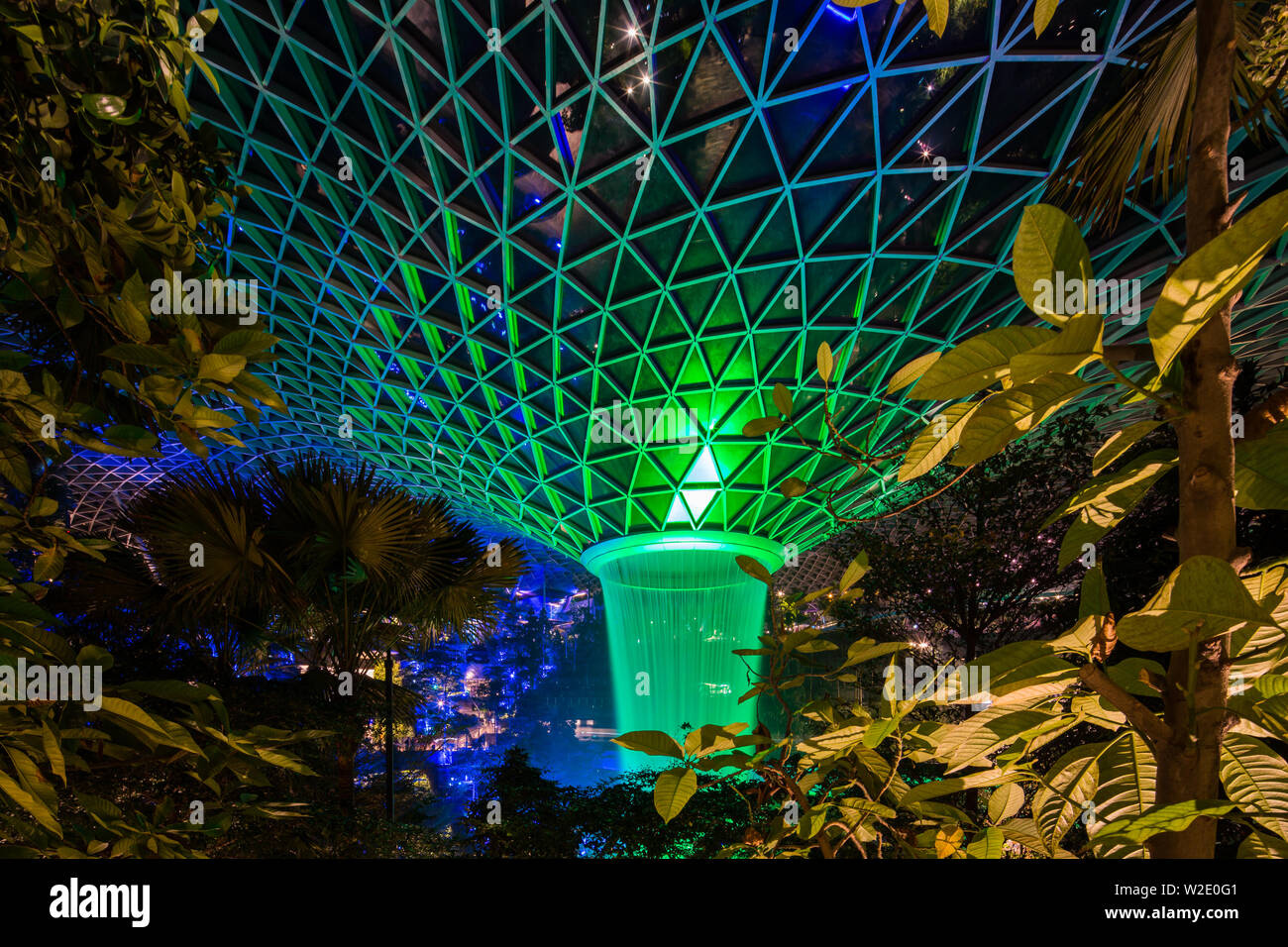 Nachtansicht Beleuchtung Display in Jewel Changi Airport, Singapur Stockfoto