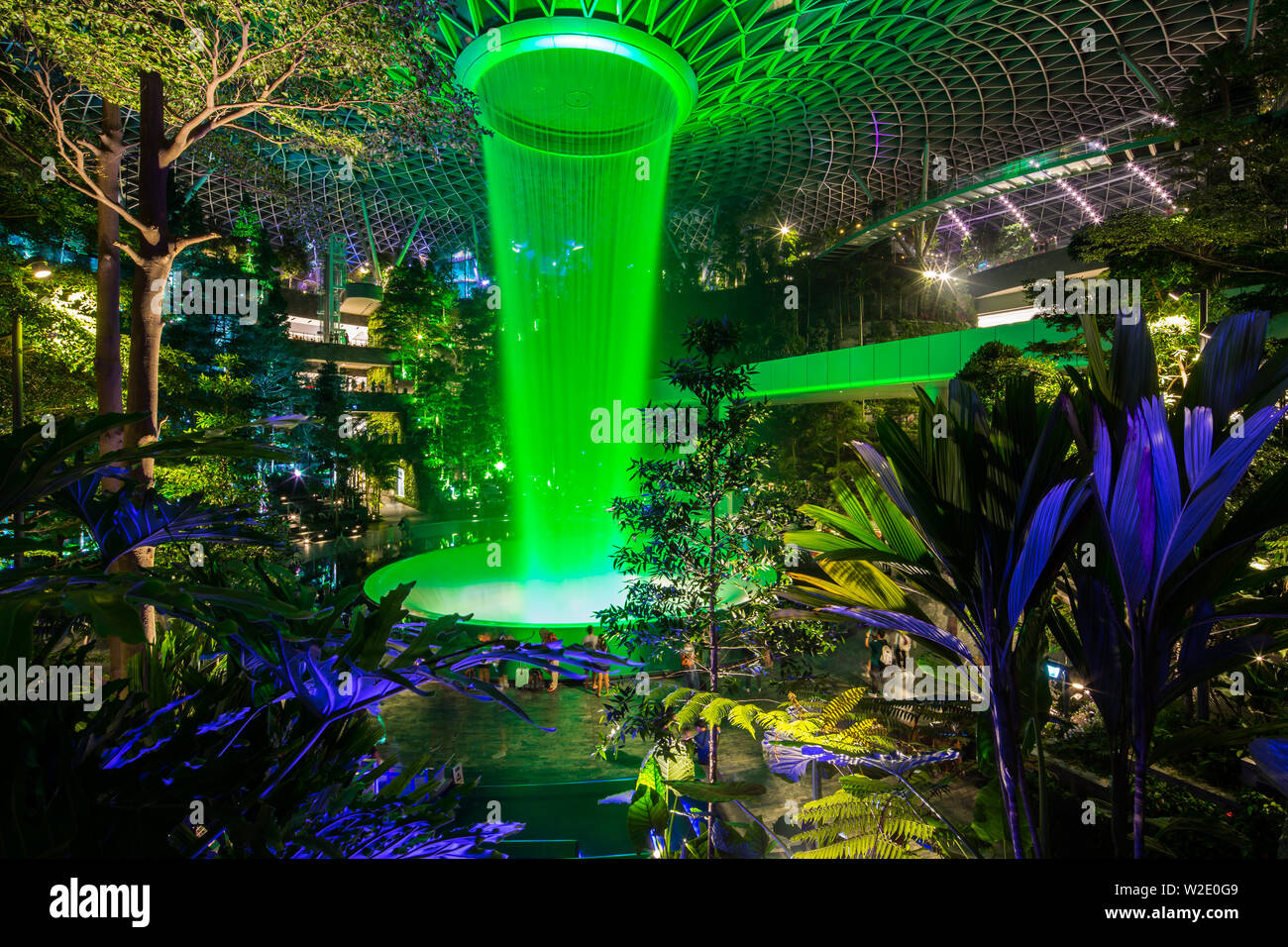 Nachtansicht Beleuchtung Display in Jewel Changi Airport, Singapur Stockfoto