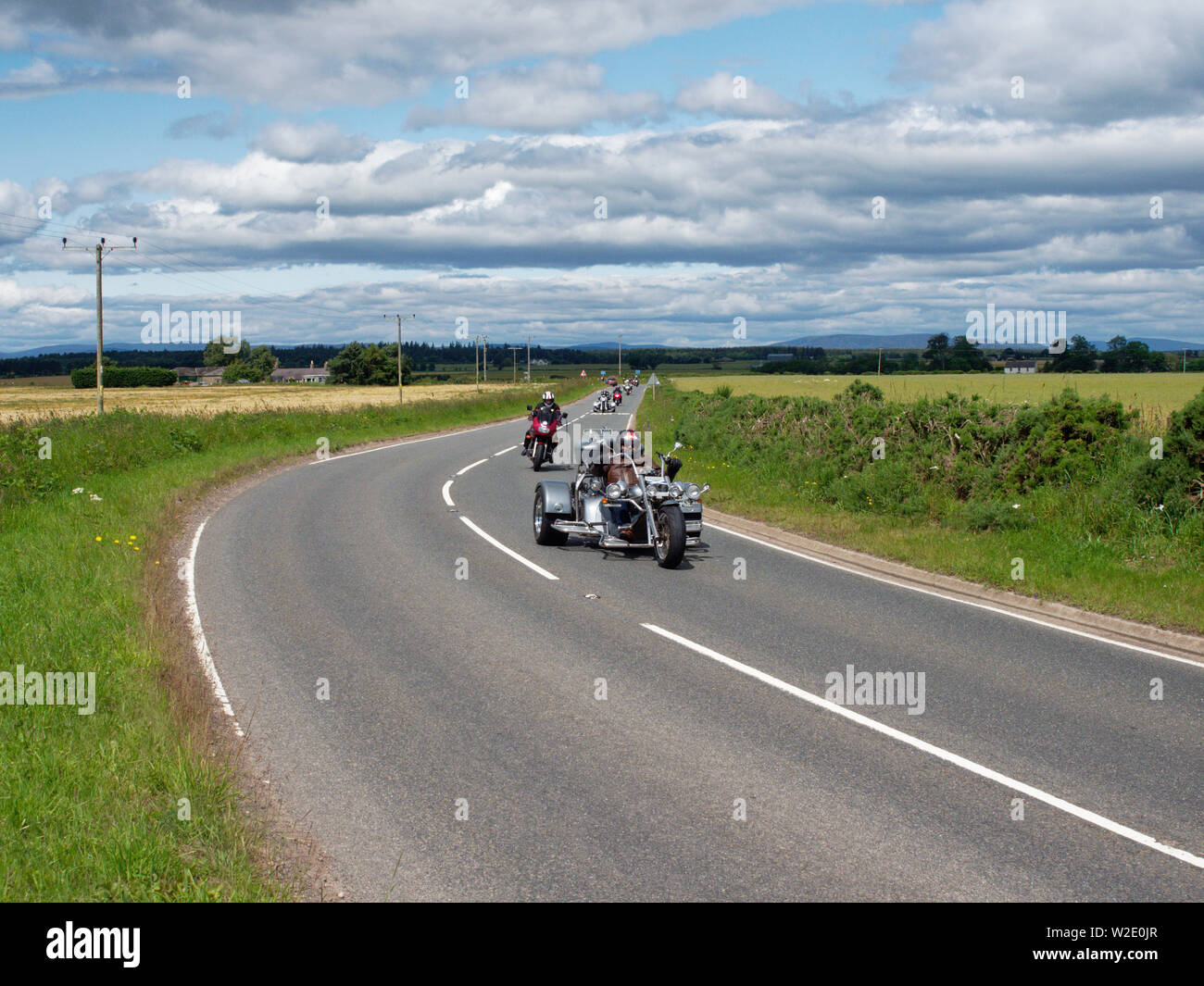 Harley Davidson Motorräder auf einer Landstraße in der Nähe von Friockheim in Angus als Teil der Brechin Harley Davidson in der Stadt treffen. Schottland, 6. Juli 2 Stockfoto