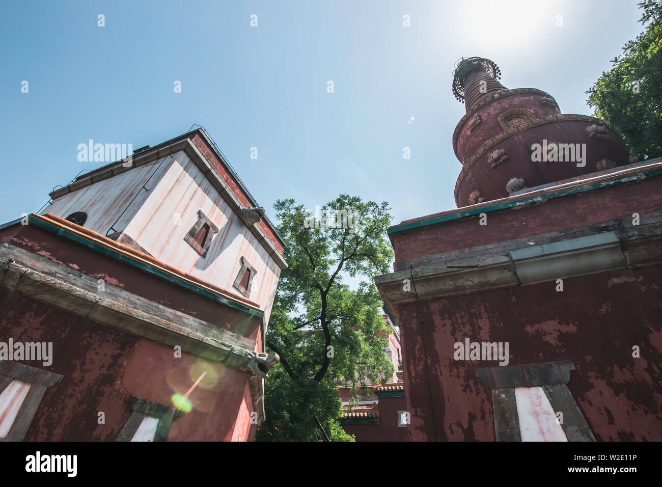 Blick auf ein altes traditionelles Gebäude in vier großen Regionen Tempel, tibetischen Stil Tempel, der größten in Peking Sommerpalast. Im Sommer P Stockfoto