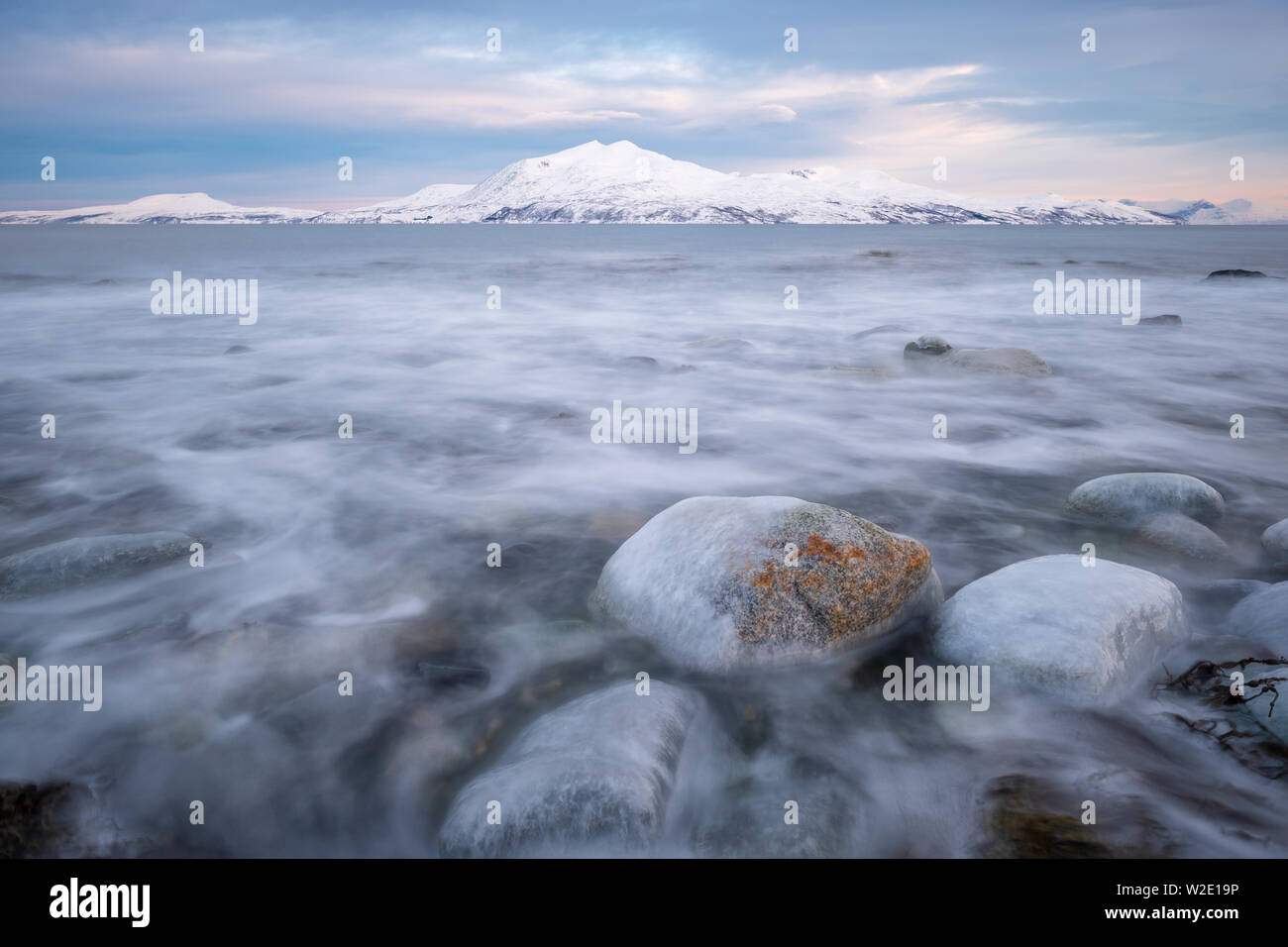 Eis, Fels und Wellen, arktische Landschaft in Norwegen Stockfoto