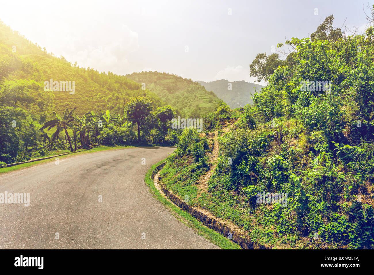Schöne Landschaft, asphaltierte Straße in den Bergen, Annapurna Region, Nepal Stockfoto Schöne Landschaft, asphaltierte Straße in den Bergen, Annapurna Region, Nepal Stockfoto