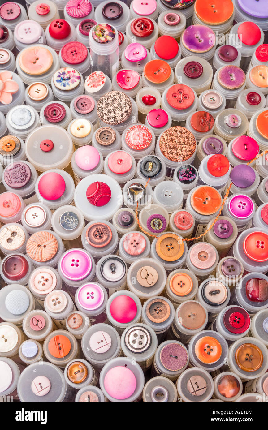 In der Nähe der bunten Garnen Rollen auf dem Verkaufsstand von einem Flohmarkt, Hintergrund Stockfoto