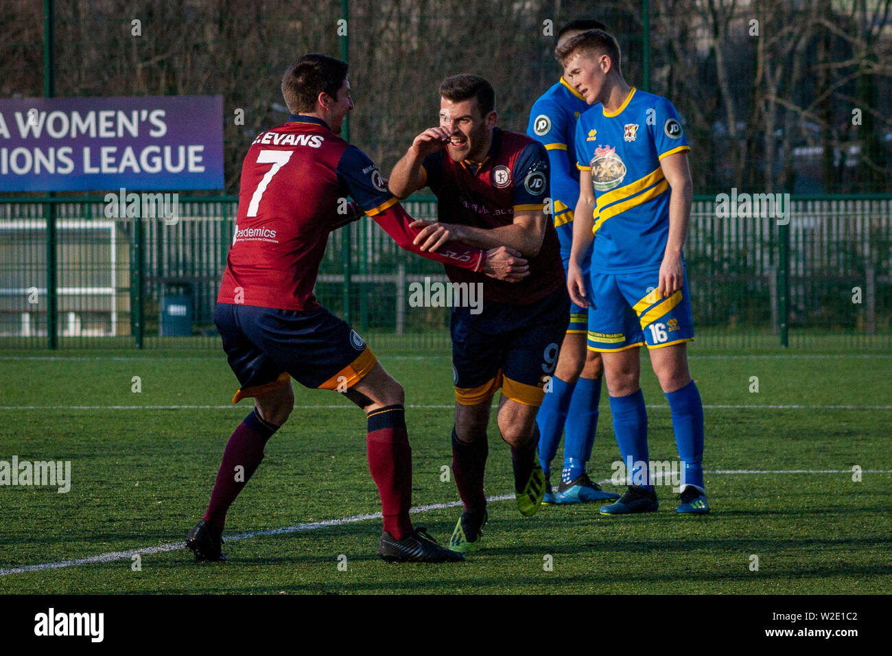 CARDIFF, VEREINIGTES KÖNIGREICH. 10. Feb 2019. Cardiff Met FC Vorwärts Adam Roscrow feiert Nachdem Sie gegen Cefn Druiden in der Welsh Premier League. © Foto Matthew Lofthouse - freier Fotograf Stockfoto