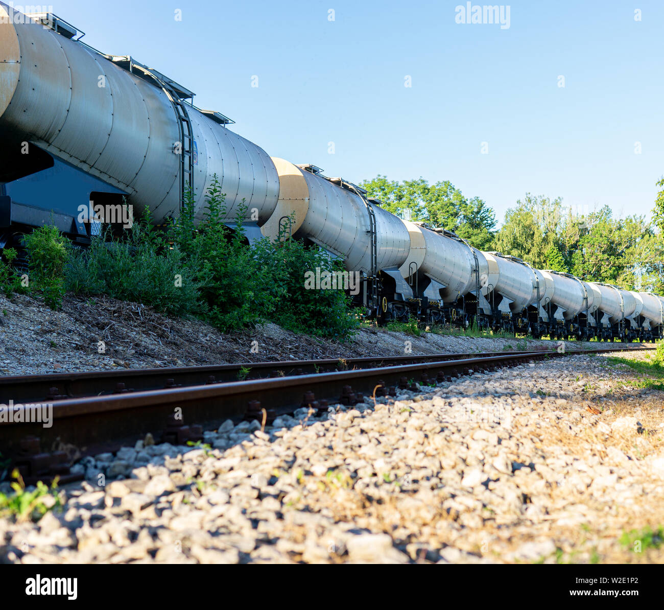 Bild von Öl oder Kraftstoff die Beförderung in Tanks mit der Eisenbahn mit blur Stockfoto