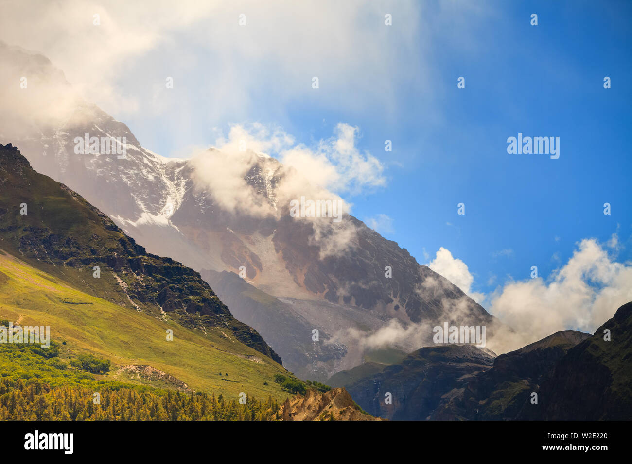 Schöne Berge Landschaft mit weißen Wolken im Annapurna Gebiet Stockfoto Schöne Berge Landschaft mit weißen Wolken im Annapurna Gebiet Stockfoto