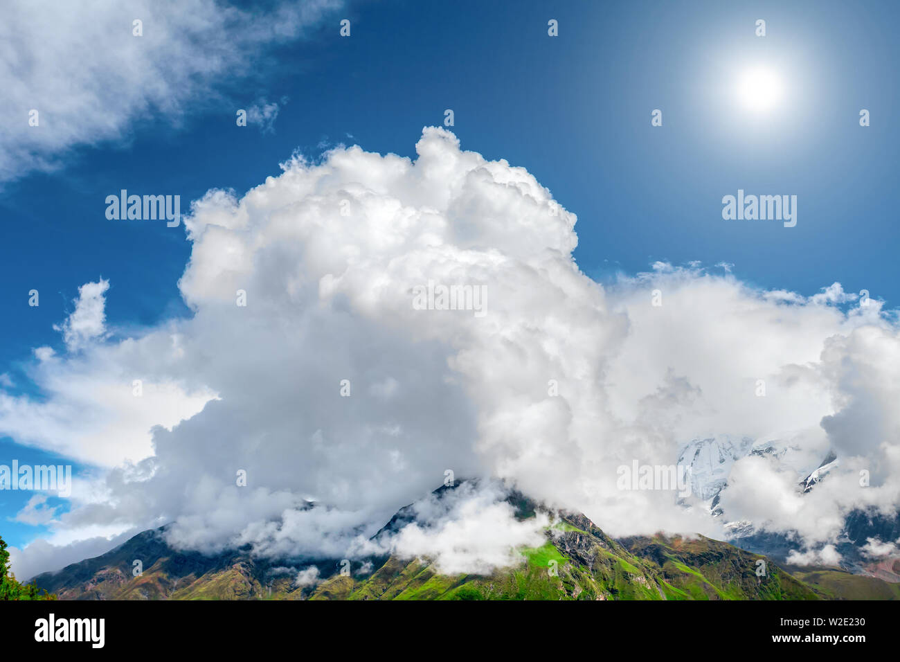 Schöne Berge Landschaft mit weißen Wolken im Annapurna Gebiet Stockfoto Schöne Berge Landschaft mit weißen Wolken im Annapurna Gebiet Stockfoto