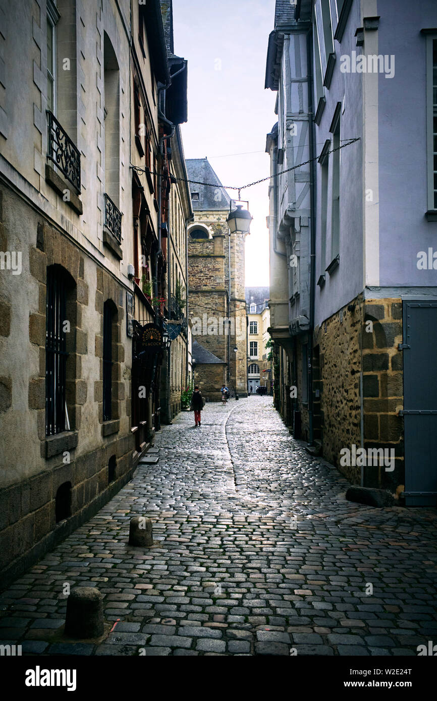 Enge gepflasterte Straße in der Stadt Rennes, Hauptstadt der Bretagne, Frankreich Stockfoto