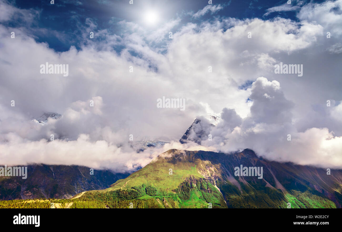 Schöne Berge Landschaft mit weißen Wolken im Annapurna Gebiet Stockfoto Schöne Berge Landschaft mit weißen Wolken im Annapurna Gebiet Stockfoto