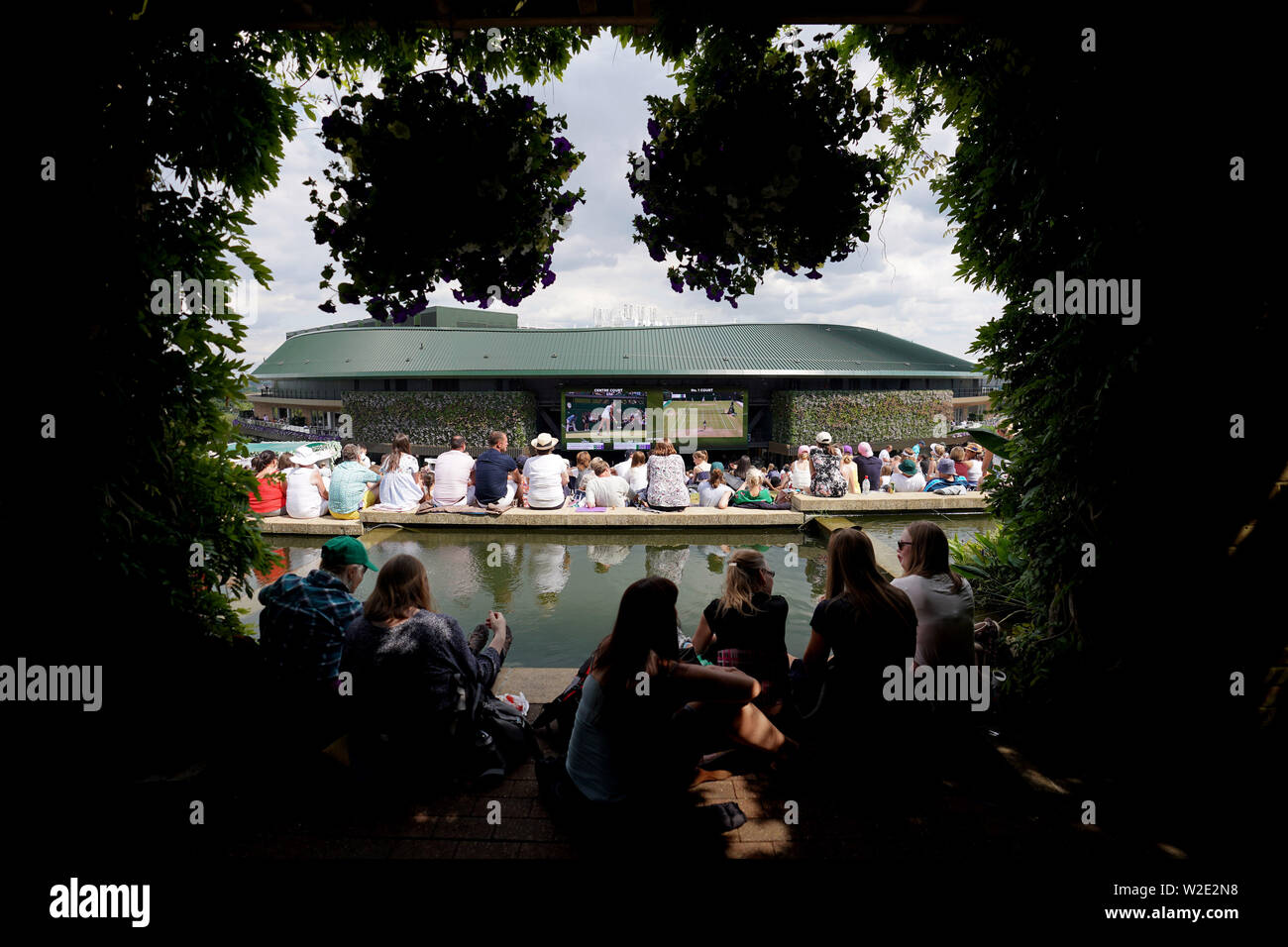 Am siebten Tag der Wimbledon Championships im All England Lawn Tennis and Croquet Club, London, sehen die Zuschauer die Großleinwand vom Murray Mound aus. Stockfoto