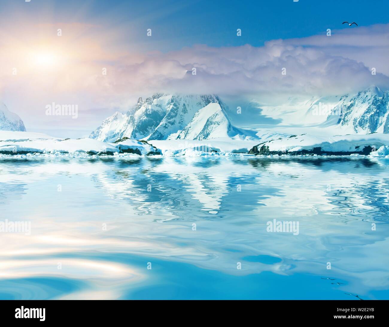 Mann im roten Boot in antarktischen Gewässern Stockfoto