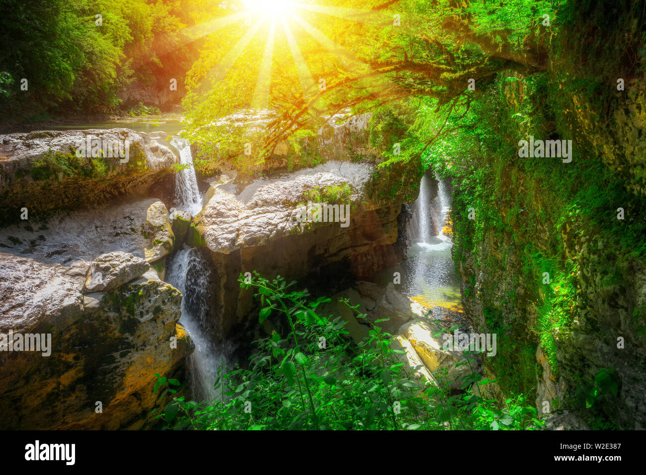 Martvili Canyon in Georgien. Schönen natürlichen Canyon und erstaunliche Wasserfall Der mountain river Stockfoto