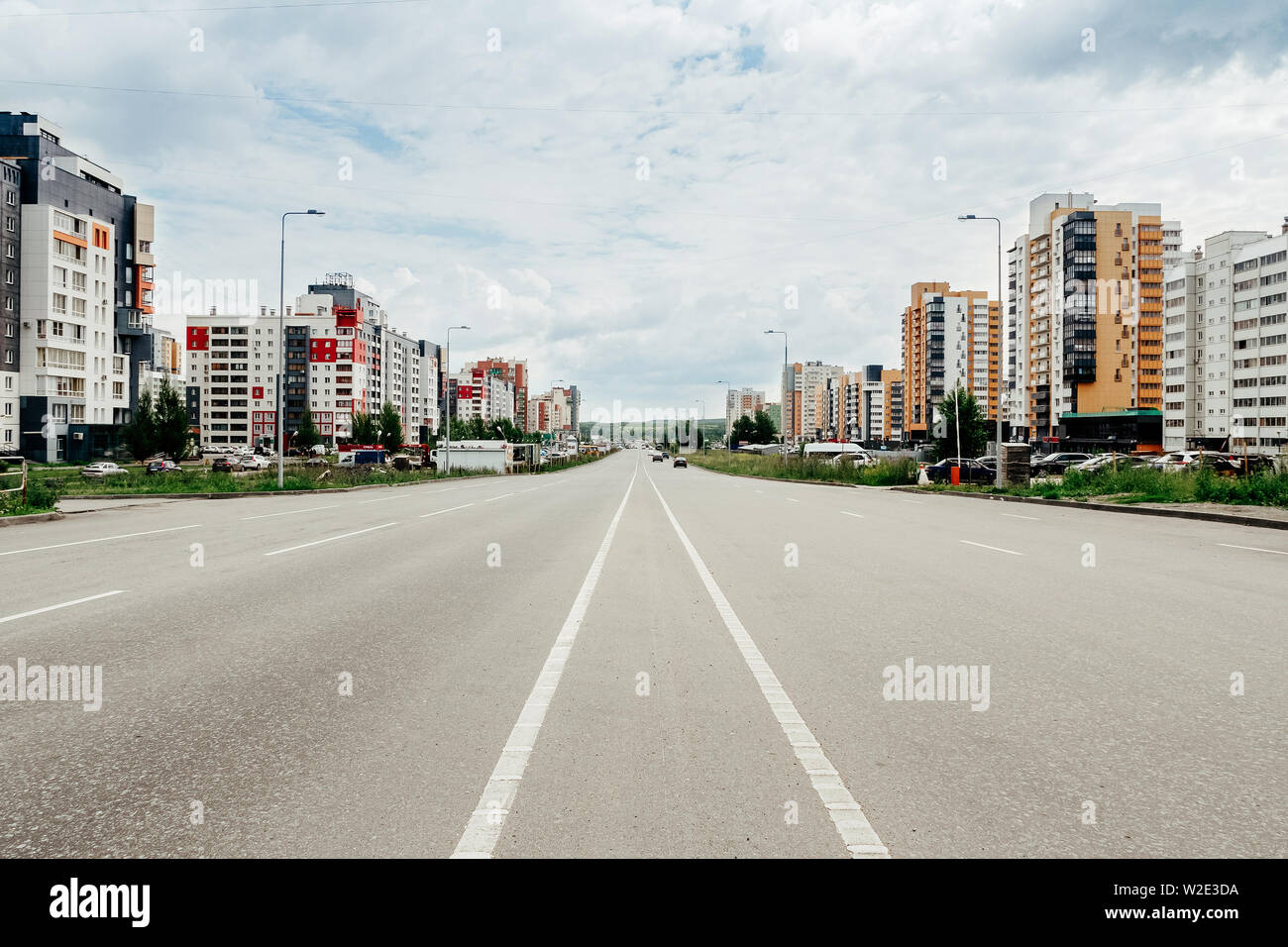 Straßen der Stadt mit Hochhäusern, Parkplatz und blauer Himmel Stockfoto