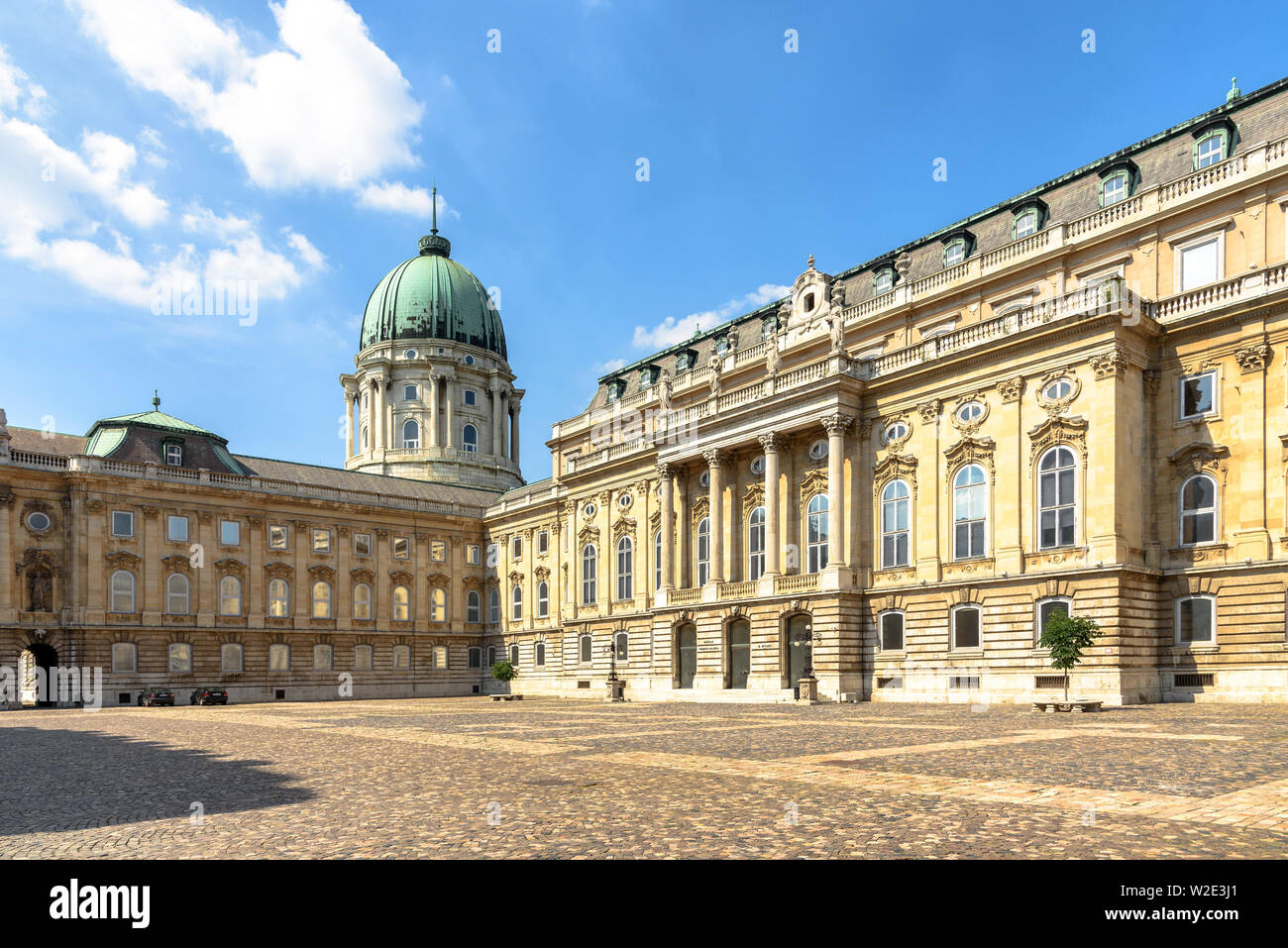 Der Königliche Palast in Budapest, Ungarn ab der Löwen Hof gesehen Stockfoto