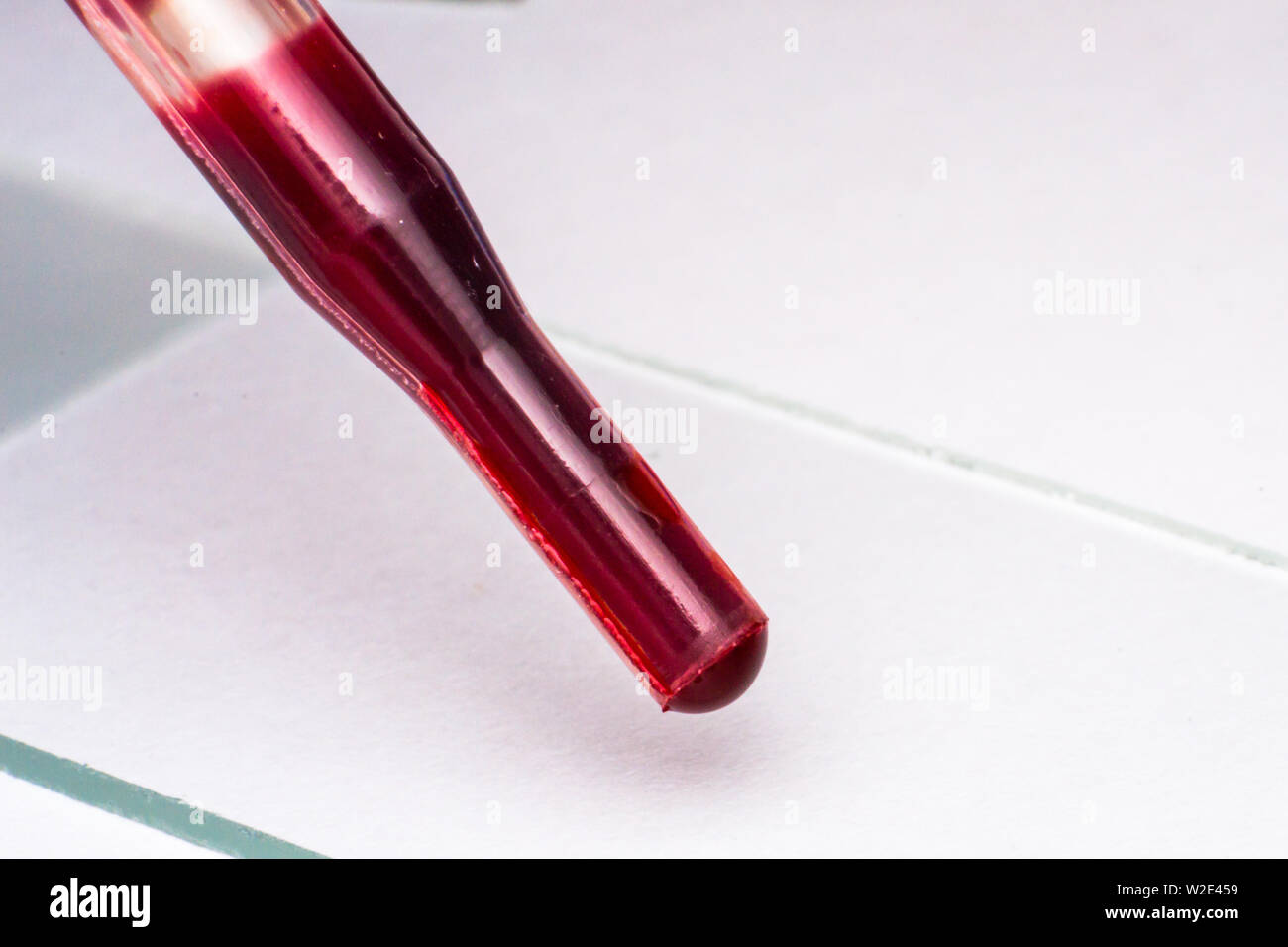 Medizinische Pipette mit Blut close-up Stockfoto