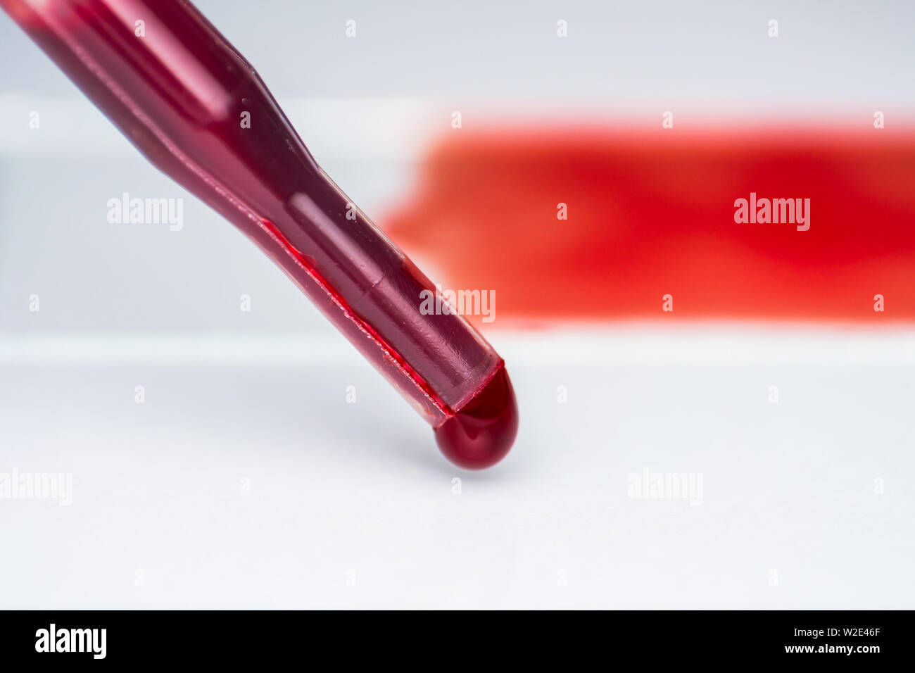 Medizinische Pipette mit Blut close-up Stockfoto