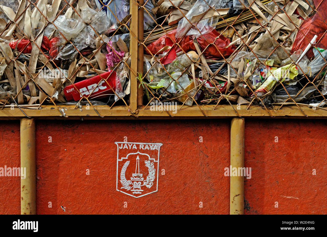 Jakarta, dki Jakarta/Indonesien - Mai 17, 2010: Abfälle in einer kommunalen Müllwagen in menteng Wohngegend Stockfoto