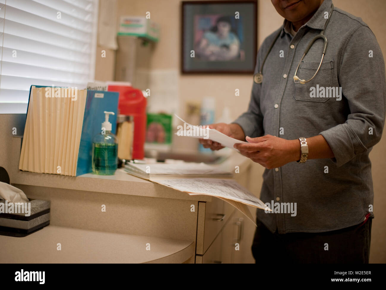 Arzt an Schreibarbeit. Stockfoto