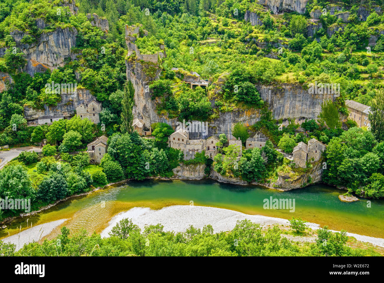 Chateau und verlassenen Dorfes Castelbouc durch den Fluss Tarn, Gemeinde Gorges du Tarn, Departement Lozère, Royal, Frankreich. Stockfoto