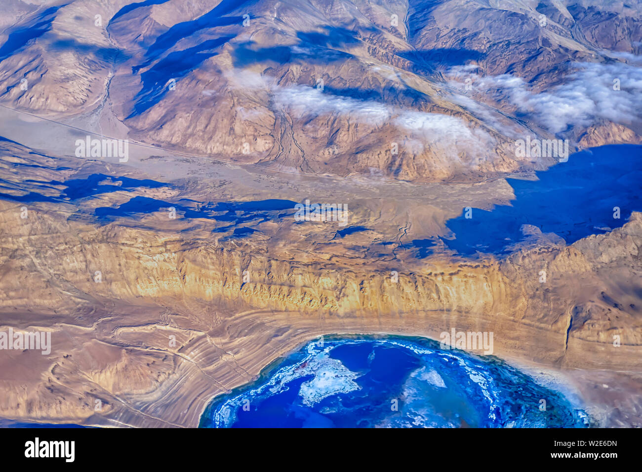 Den äußeren Rand der Tso Kar, Teil der Leh-Manali Hwy., die durch die weitere Ebenen, und die Berge des Zanskar Spektrum der inneren Himalaja, Indien. Stockfoto