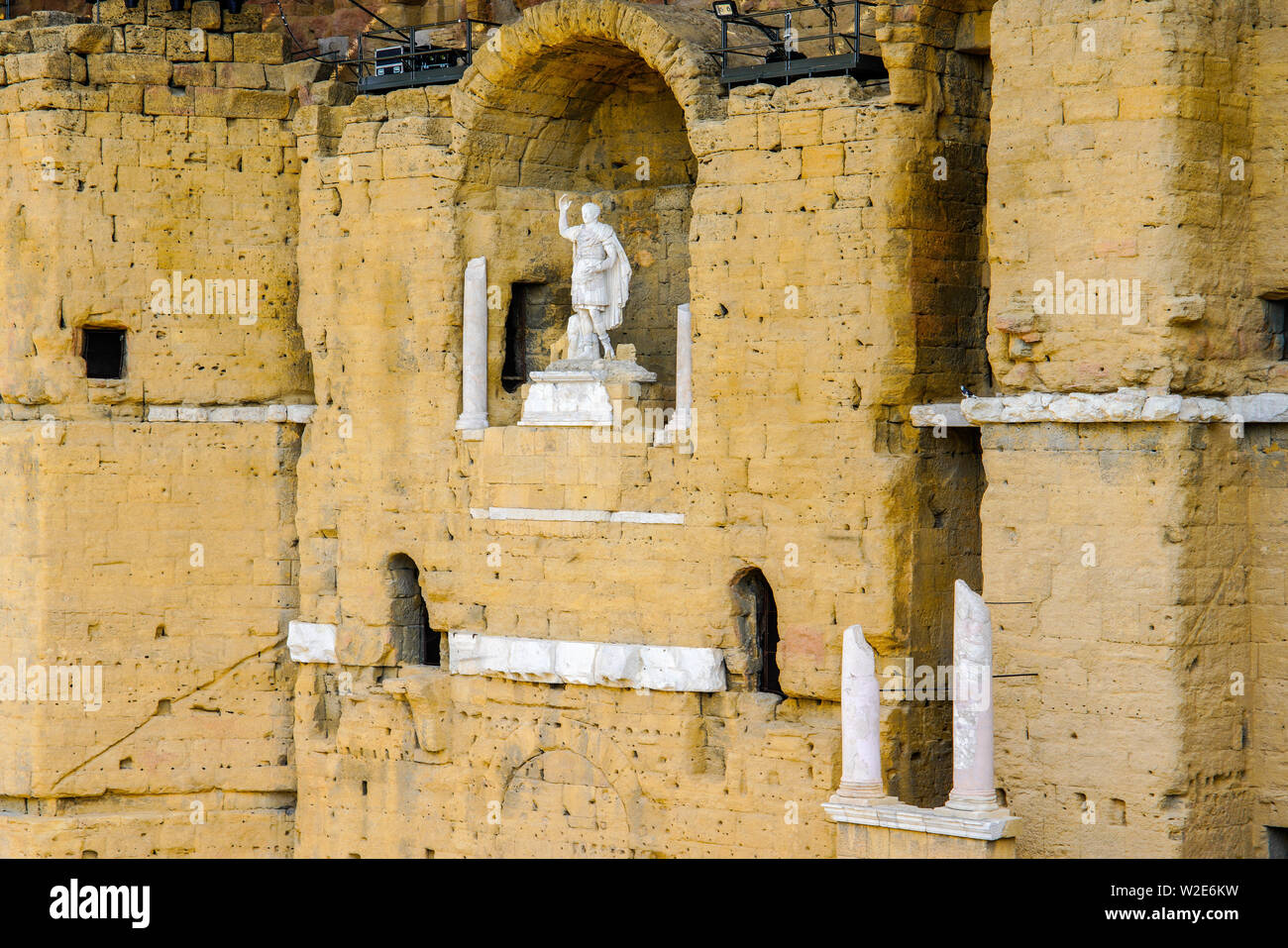 Statue von Kaiser Augustus im Römischen Theater von Arausio, Orange, Vaucluse, Frankreich. Stockfoto