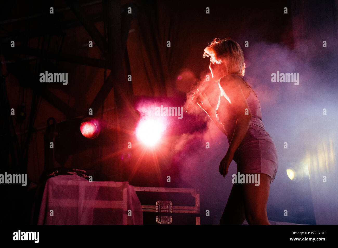 Roskilde, Dänemark. 06. Juli, 2019. Die schwedische Sängerin Robyn führt ein Live Konzert während der dänischen Musik Festival Roskilde Festival 2019. (Foto: Gonzales Foto-Malthe Ivarsson). Stockfoto