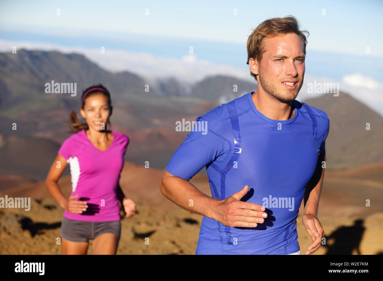 Läufer Trail Running Athleten. Junge fitness runner Paar training Trail Running Langlaufloipe für Marathon. Passen Mann in Compression t-shirt und Frau Muster zusammen zu arbeiten. Der verschiedenen Rassen. Stockfoto