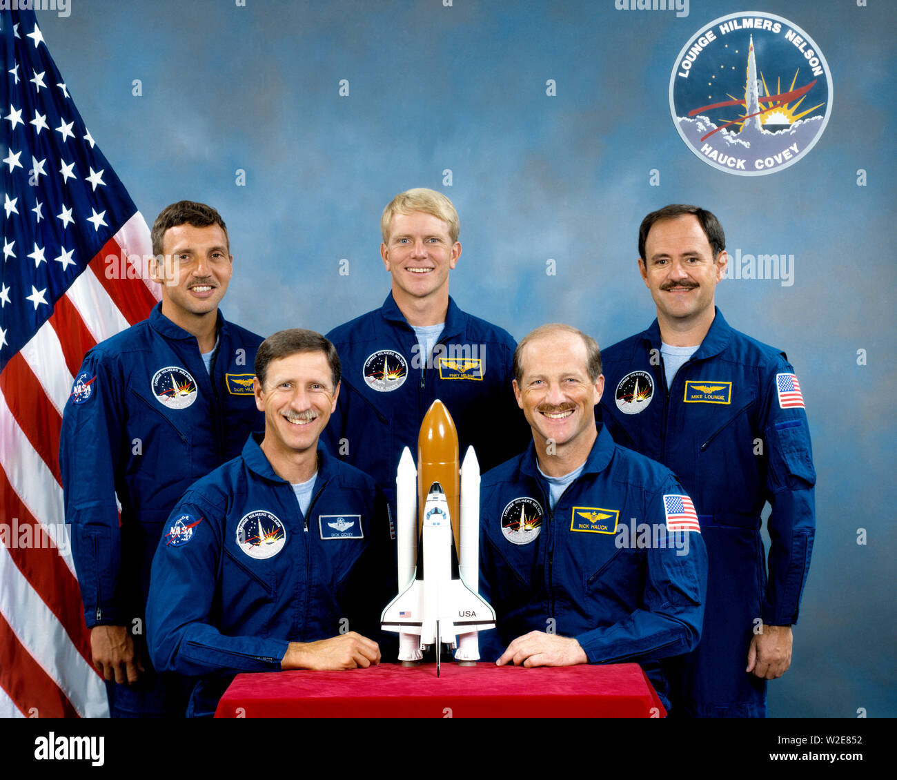 (September 1987) - - - Astronauten Frederick H. (Rick) Hauck (vorne rechts), mission Commander, und Richard O. Covey (links vorne), Pilot, werden durch die NASA-Mission STS-26 Spezialisten (L-R) David C. Hilmers, George D. (Pinky) Nelson und John M. (Mike) Lounge ca flankiert. 1987 Stockfoto