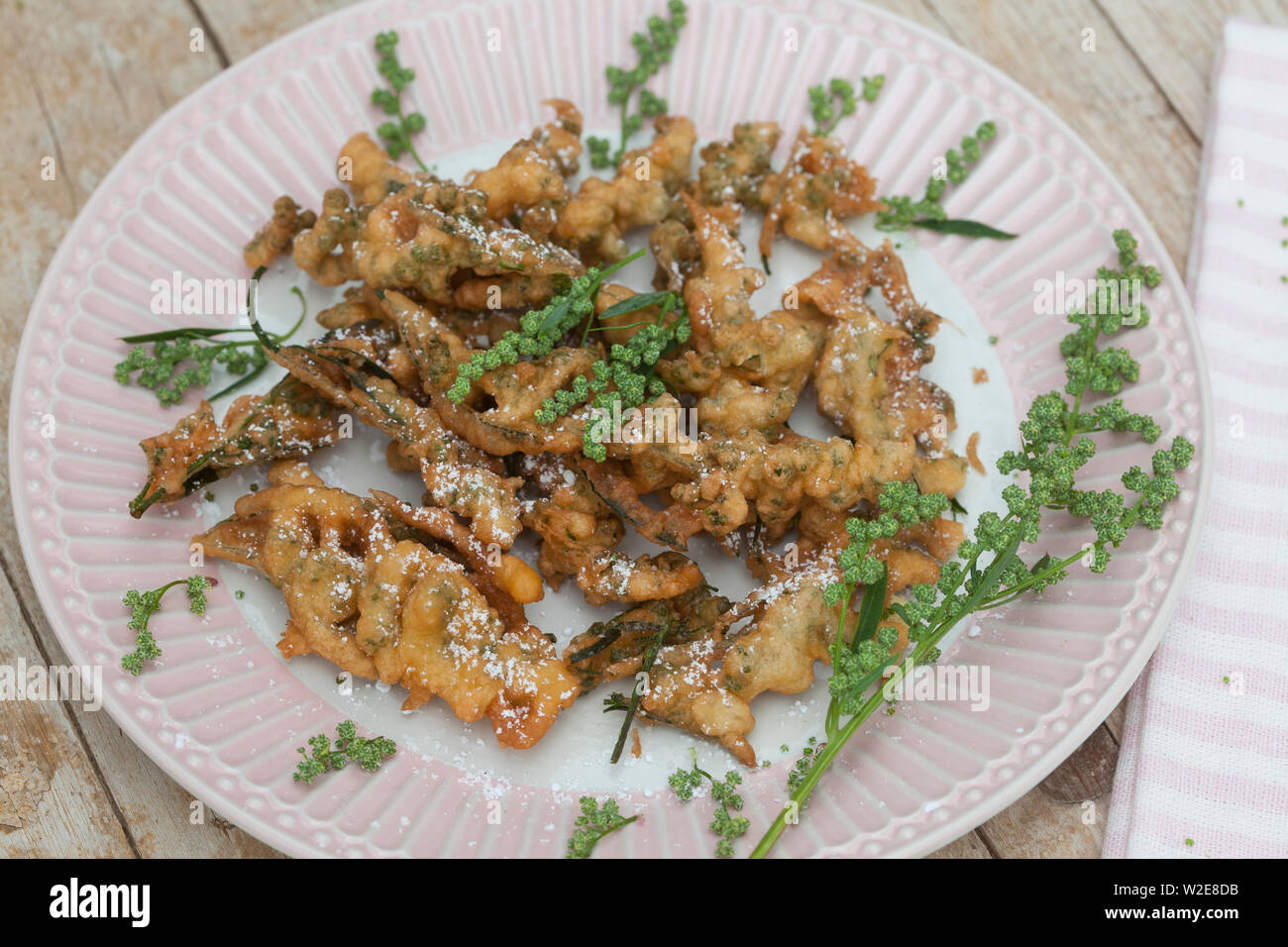 Gänsefuß-Küchle, Gänsefussküchle, Gänsefuss-Küchle, Gänsefuss-Pfannkuchen, Sky und Blätter vom Weißen Gänsefuß werdener in Pfannkuchenteig, Teig geta Stockfoto