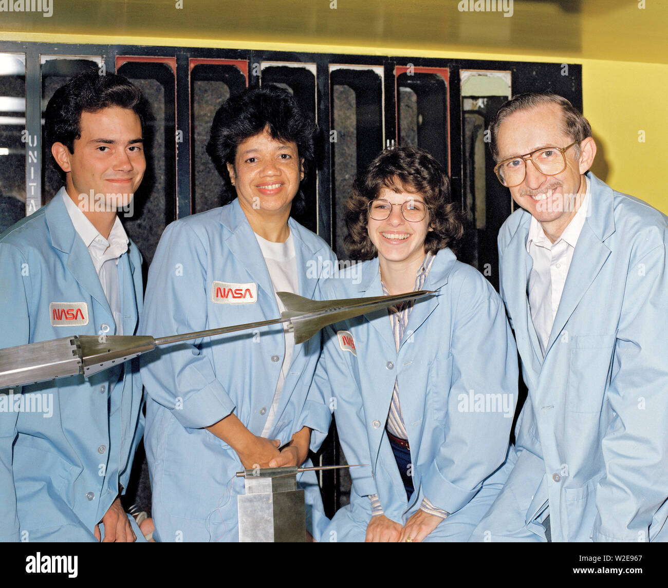 Die NASA-Mitarbeiter Dr. Darden, Matthew Overhold, Kathy Needleman, Robert Mack. Mach 3 Sonic Boom Modell im Windkanal Stockfoto