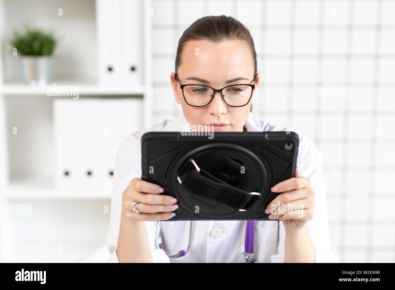 Tierarzt untersucht die Ergebnisse der Tests auf dem Tablet-PC. Close Up. Stockfoto