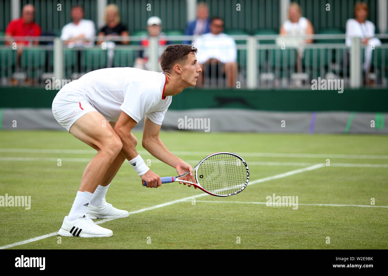 Joe Salisbury in Aktion am Tag sieben der Wimbledon Championships in der All England Lawn Tennis und Croquet Club, London. Stockfoto