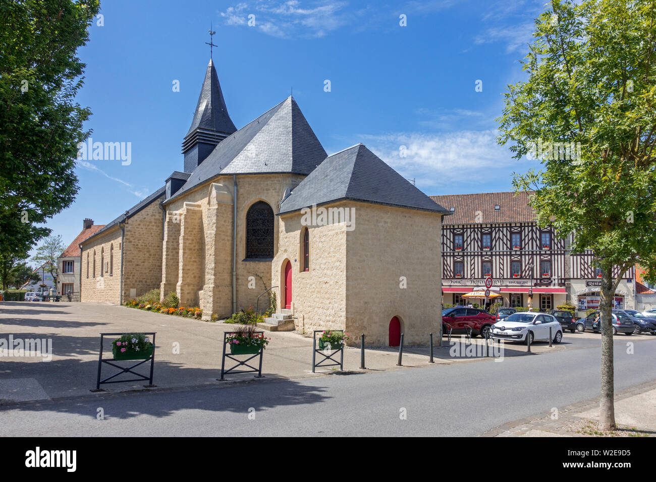 15. Jahrhundert Kirche St. Nikolaus/Église Saint-Nicolas im Seaside Resort Wissant entlang der Côte d'Opale, Pas-de-Calais, Ile-de-France, Frankreich Stockfoto