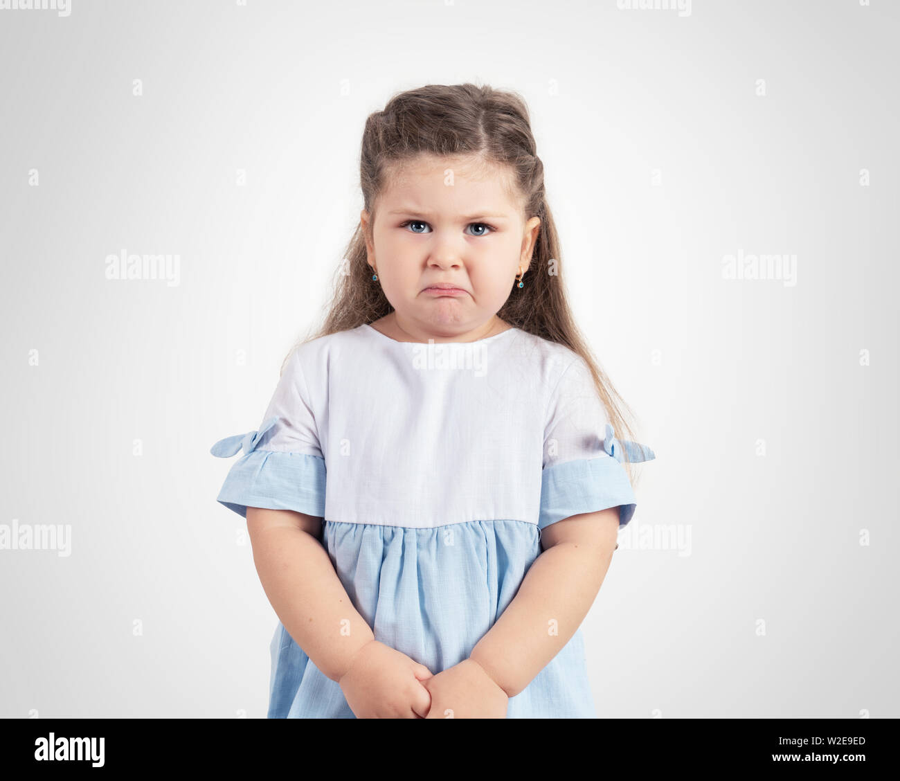 Portrait von Weinen kleine Mädchen auf grauem Hintergrund. Stockfoto