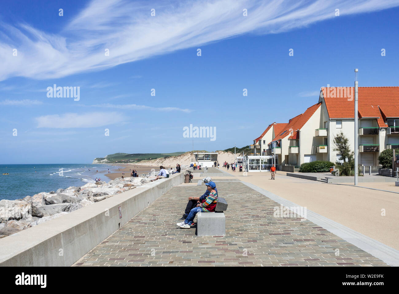 Touristen an der Promenade im Seebad Wissant im Sommer entlang der Côte d'Opale, Pas-de-Calais, Ile-de-France, Frankreich Stockfoto
