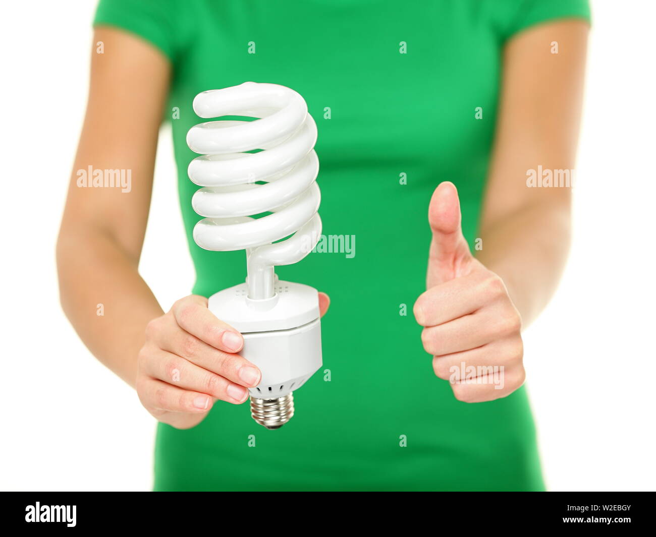 Energy Saver Glühbirne - Frau, große Glühbirne auf die Kamera. Grüne Energie, Idee, Konzept, das auf auf weißem Hintergrund. Stockfoto